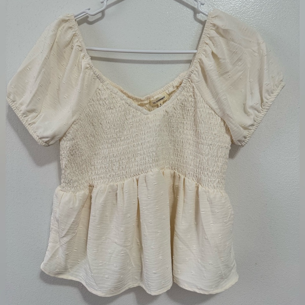 Puff sleeves blouse.
